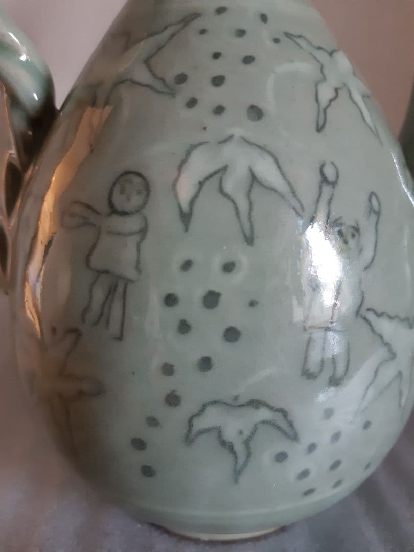 魅力的な陶器の水差し(水注)