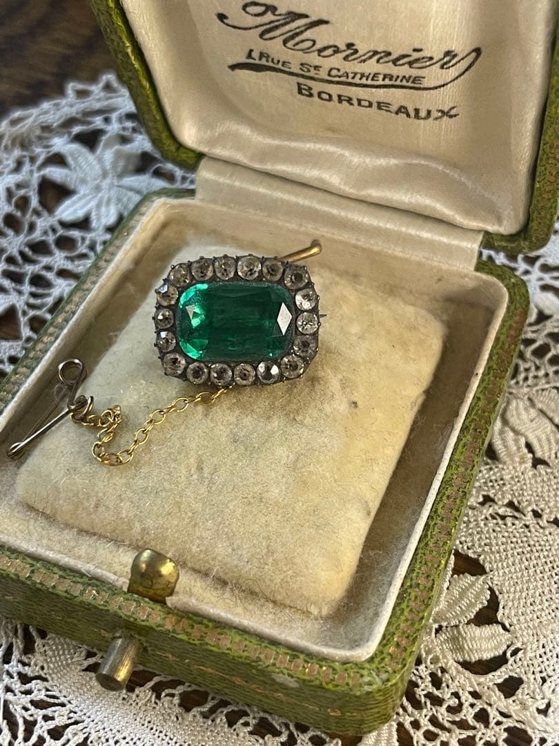 イギリスアンティーク エメラルドグリーン ブローチ ペースト