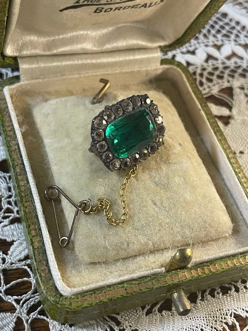 イギリスアンティーク エメラルドグリーン ブローチ ペースト