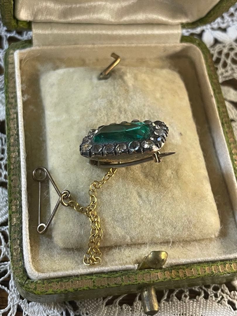 イギリスアンティーク エメラルドグリーン ブローチ ペースト