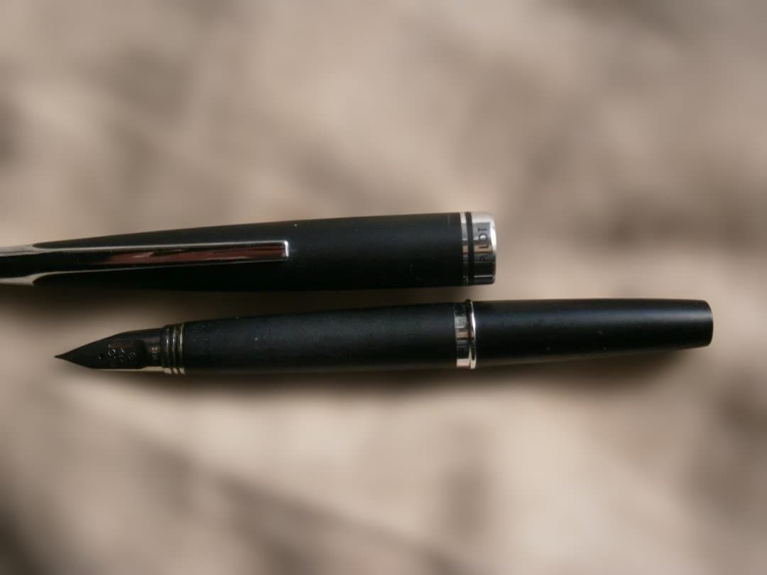 PILOT エリート万年筆 18K　と　PILOT　センスの良い万年筆の2本