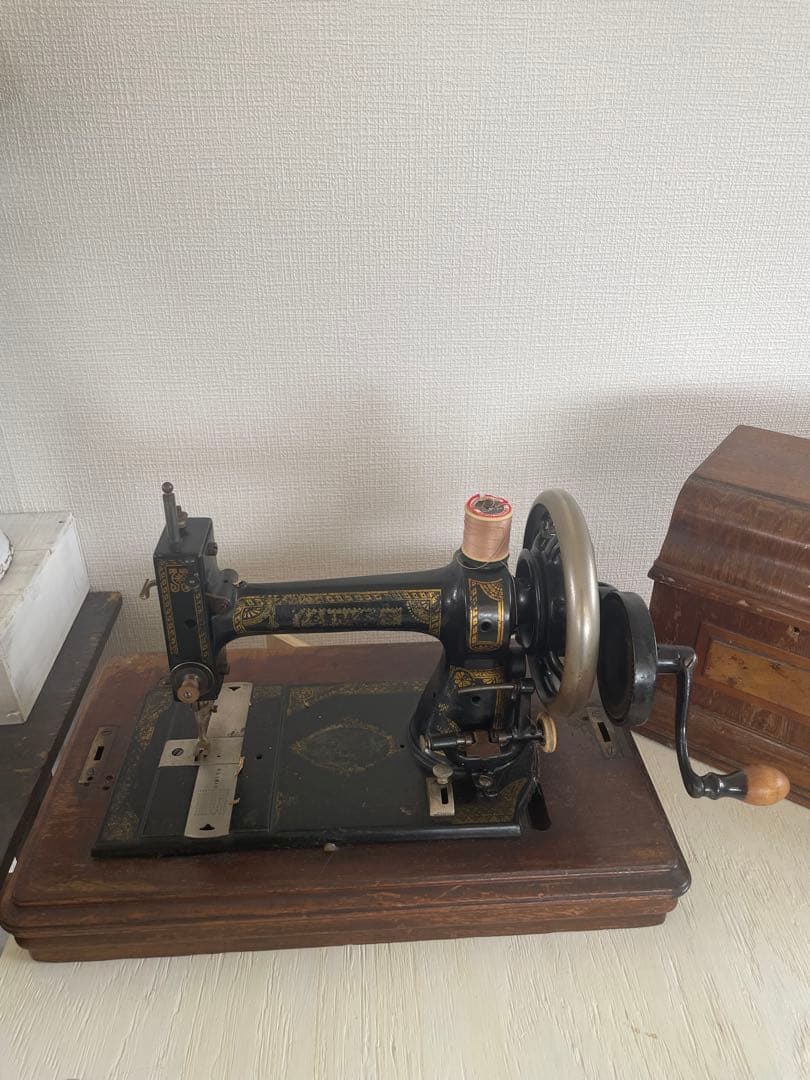 アンティークミシン 手回し式 木製ケース、鍵付き