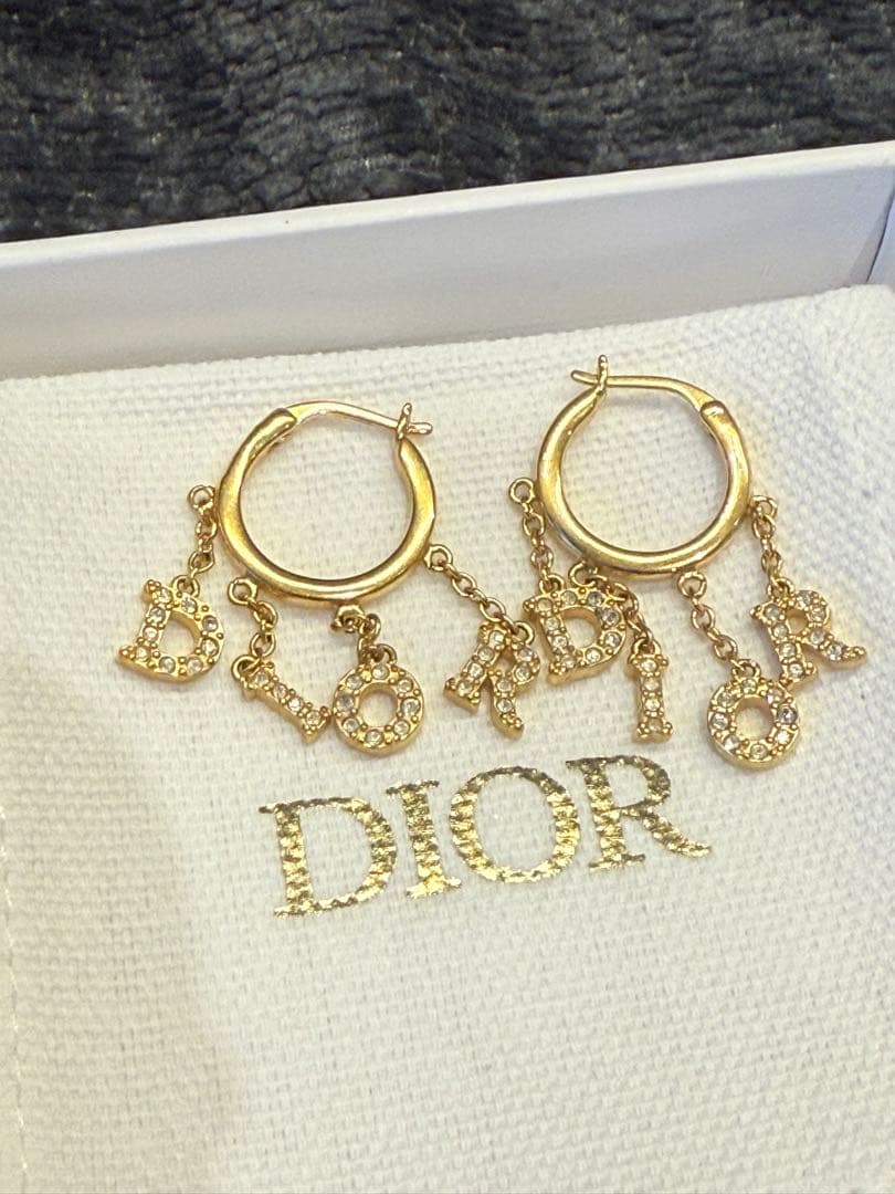 Dior チャーム付きフープピアス