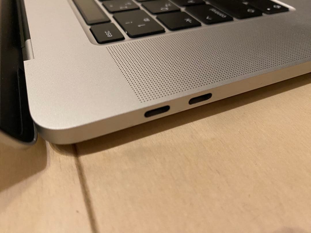 Macbook Pro 2019 16インチ i7 6コア AMD GPU