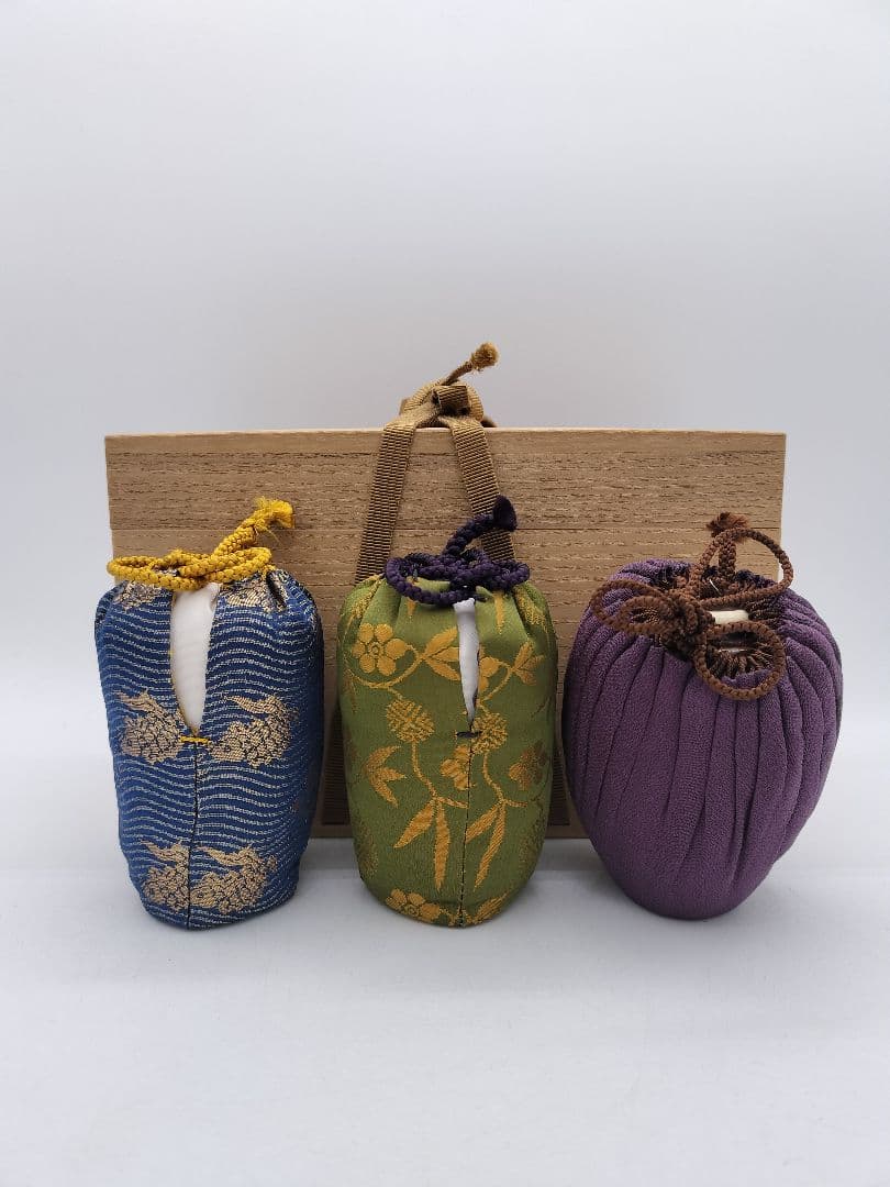 c668 茶入 高取耳付 荒磯金襴 笹蔓緞子 鬼丸雪山 木箱 茶道具 古物