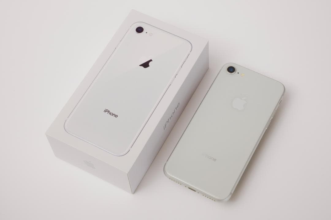 iPhone 8 SIMロックあり（DOCOMO)
