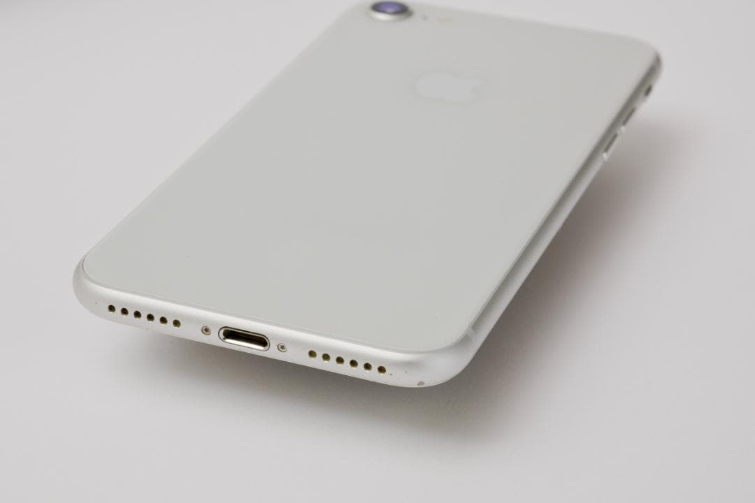 iPhone 8 SIMロックあり（DOCOMO)