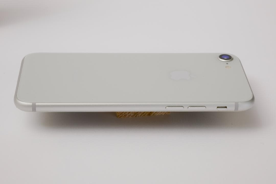 iPhone 8 SIMロックあり（DOCOMO)