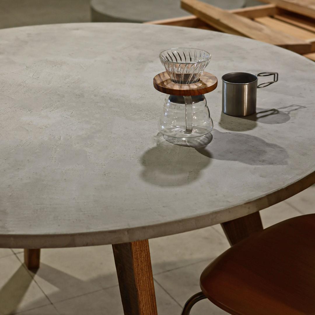 オーダー専用｜ラウンドテーブル｜ライトグレー｜Φ120cm｜薄塗りモルタル