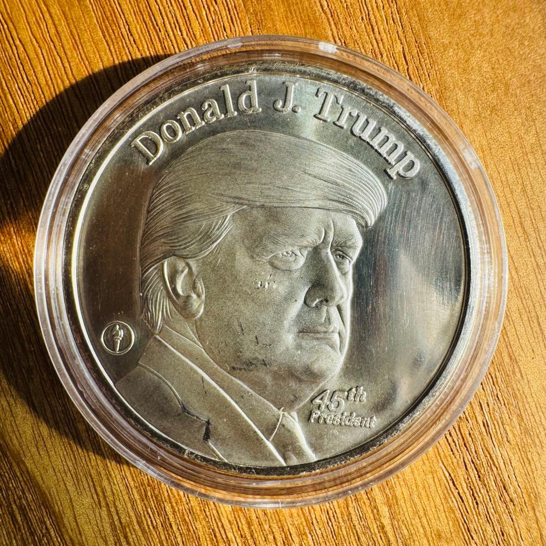 トランプ大統領　1オンス　銀貨　THE WHITE HOUSE 2