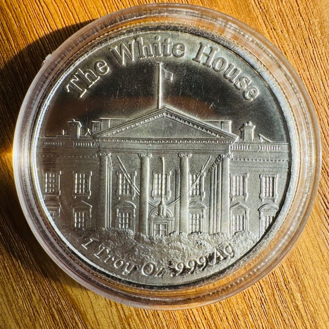 トランプ大統領　1オンス　銀貨　THE WHITE HOUSE 2