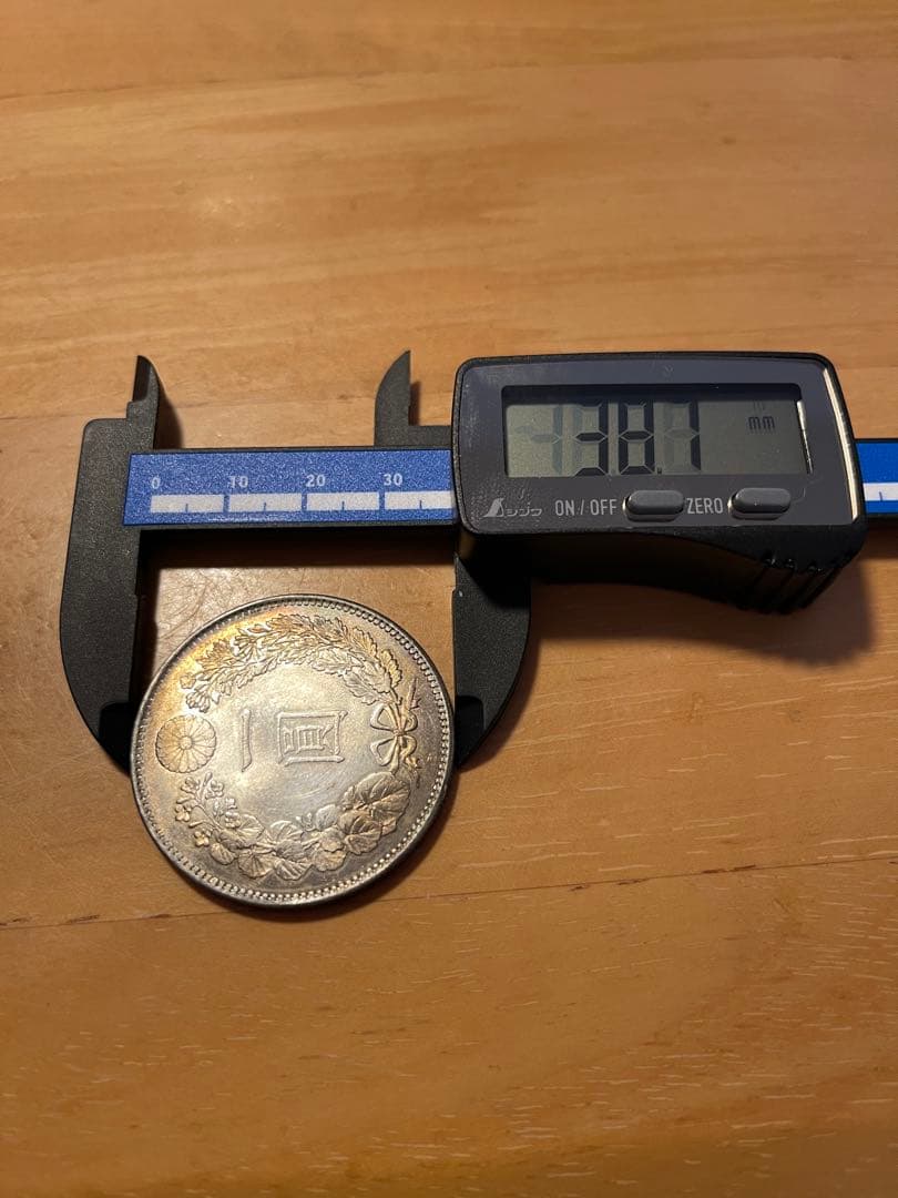 新1円銀貨　明治15年　日本近代貨幣　旧貨幣　古銭　一円銀貨　１圓銀貨　一圓銀貨