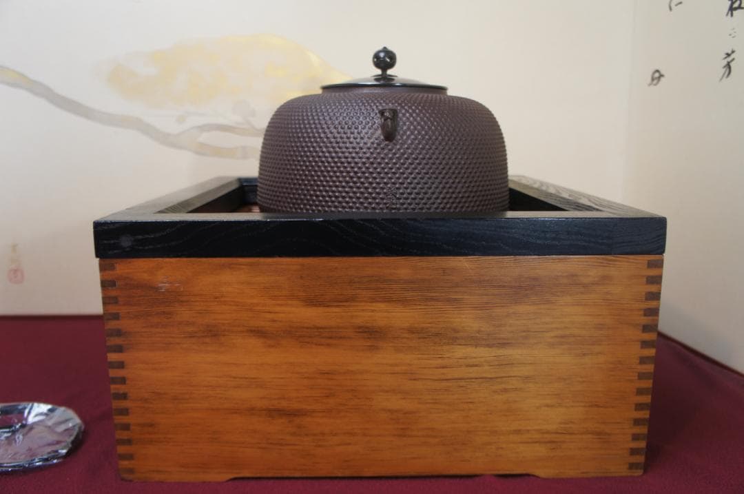 ☆木製置炉 在銘 あられ釜 唐銅蓋 置炉用600W 炭型 電熱器 送料込み