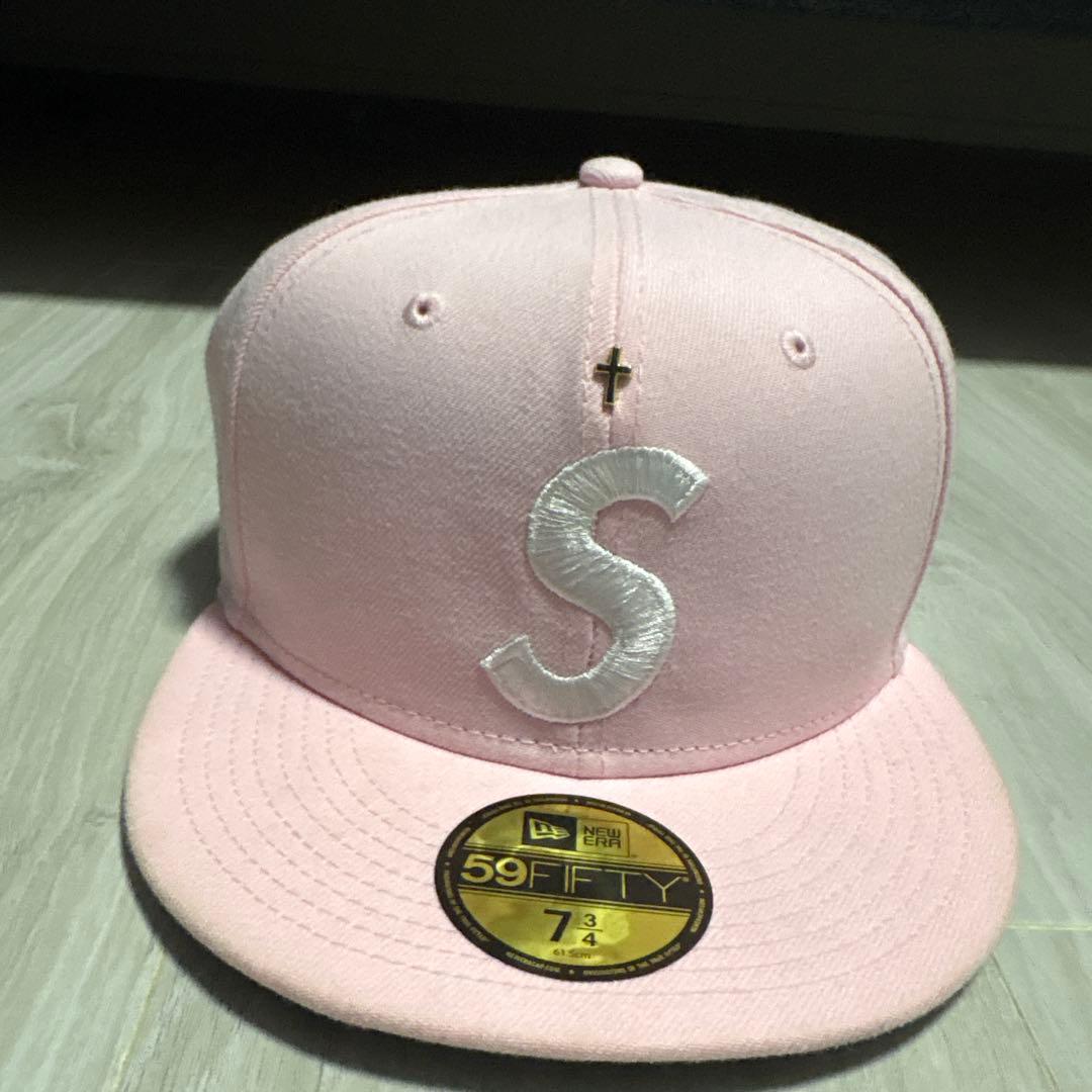 Supreme 59FIFTY Sロゴ　ピンクキャップ