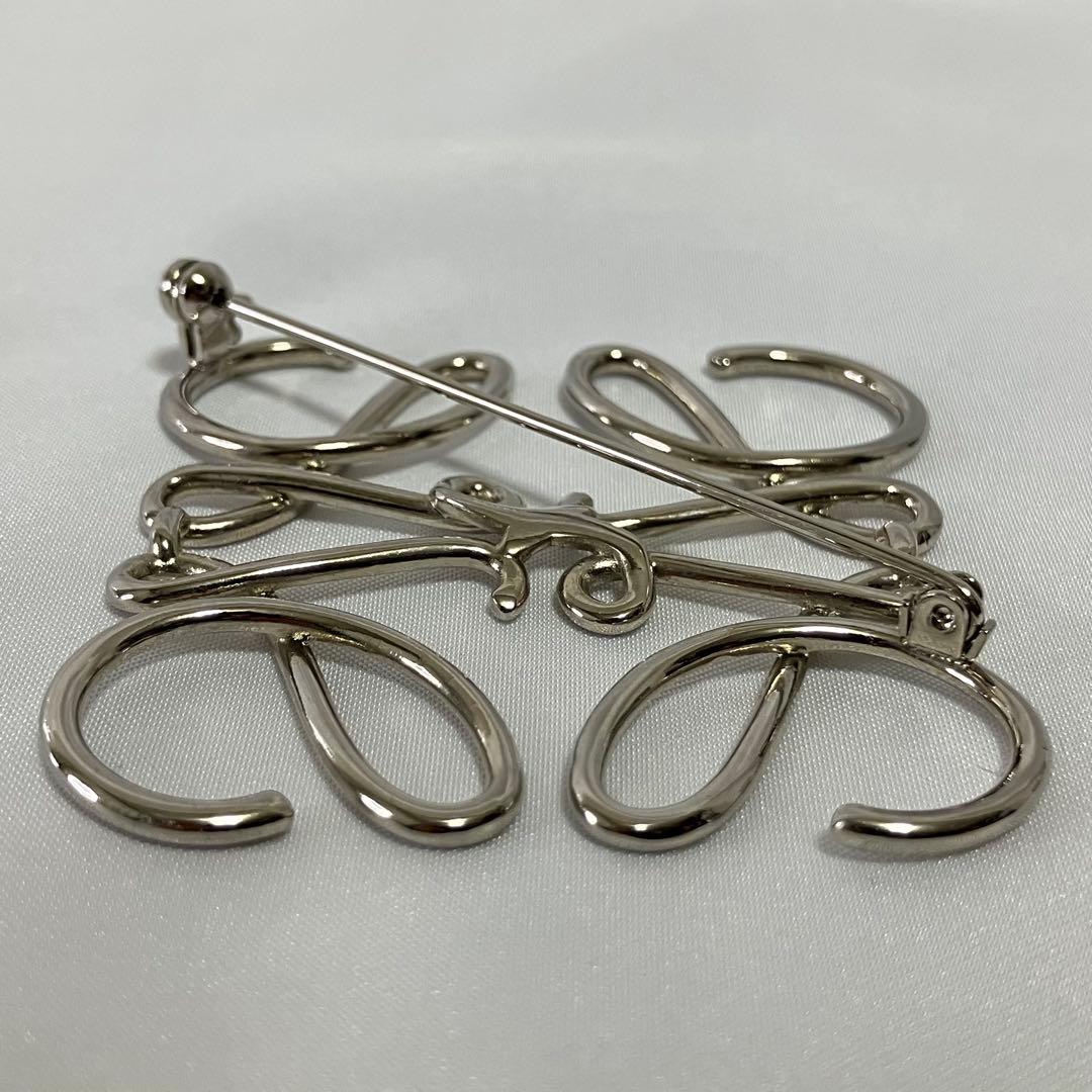 ロエベ アナグラム ブローチ シルバー 中古良品
