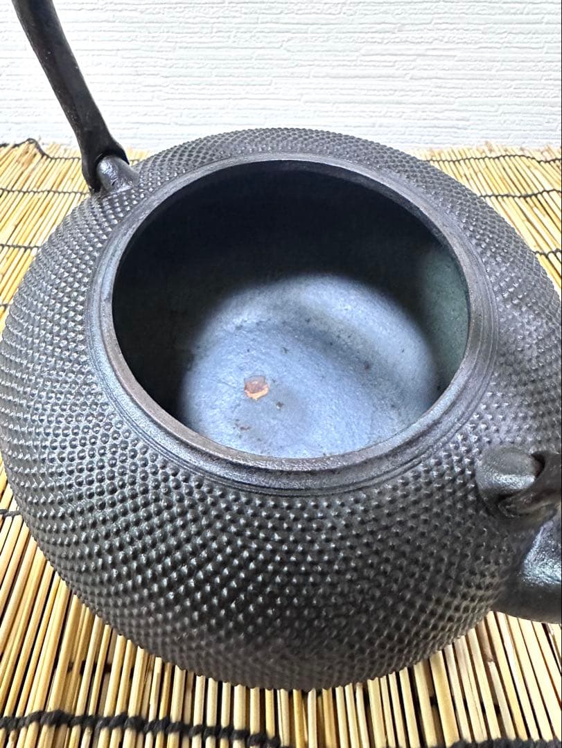 ＵＳＥＤ、良品　南部秀山堂　佐藤 勝弘作　１５型アラレ　鉄瓶　南部鉄瓶　南部鉄器