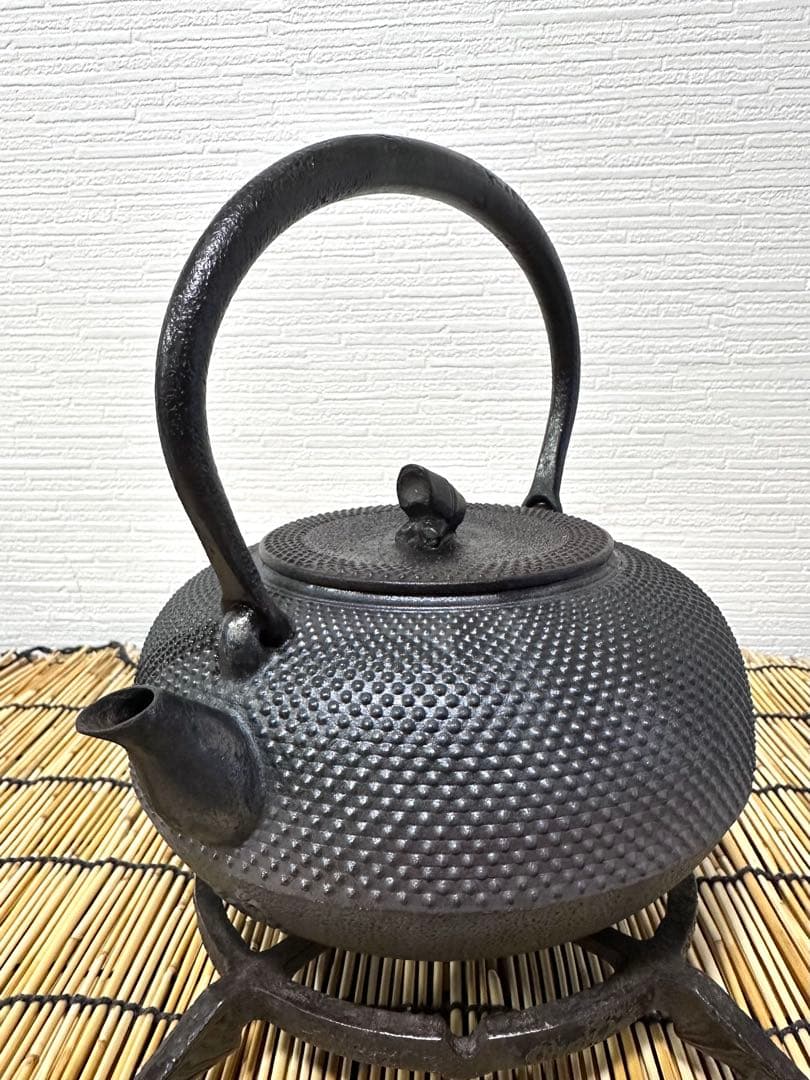 ＵＳＥＤ、良品　南部秀山堂　佐藤 勝弘作　１５型アラレ　鉄瓶　南部鉄瓶　南部鉄器