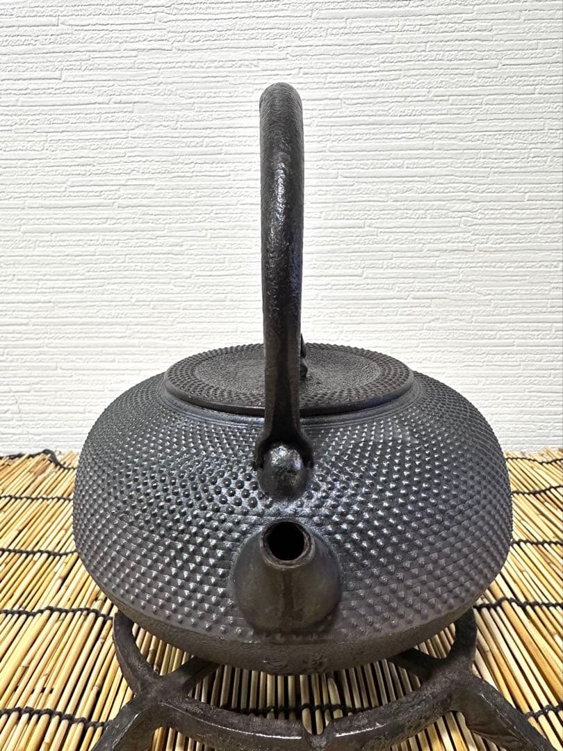 ＵＳＥＤ、良品　南部秀山堂　佐藤 勝弘作　１５型アラレ　鉄瓶　南部鉄瓶　南部鉄器