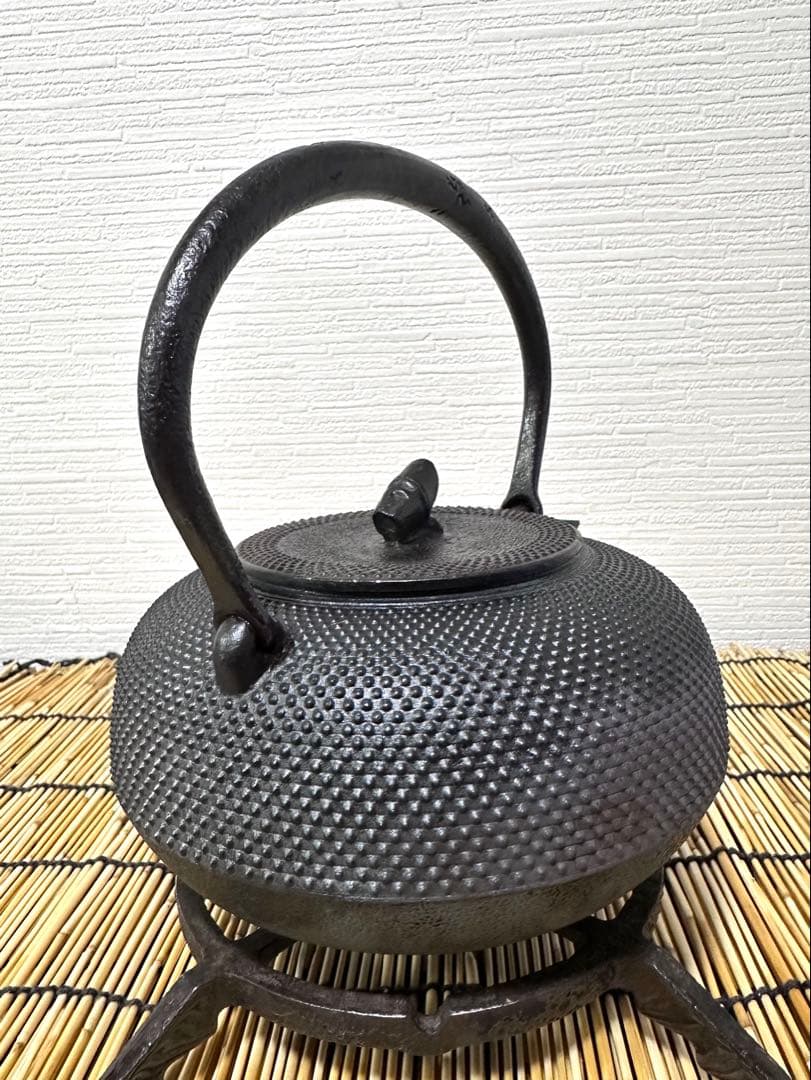 ＵＳＥＤ、良品　南部秀山堂　佐藤 勝弘作　１５型アラレ　鉄瓶　南部鉄瓶　南部鉄器