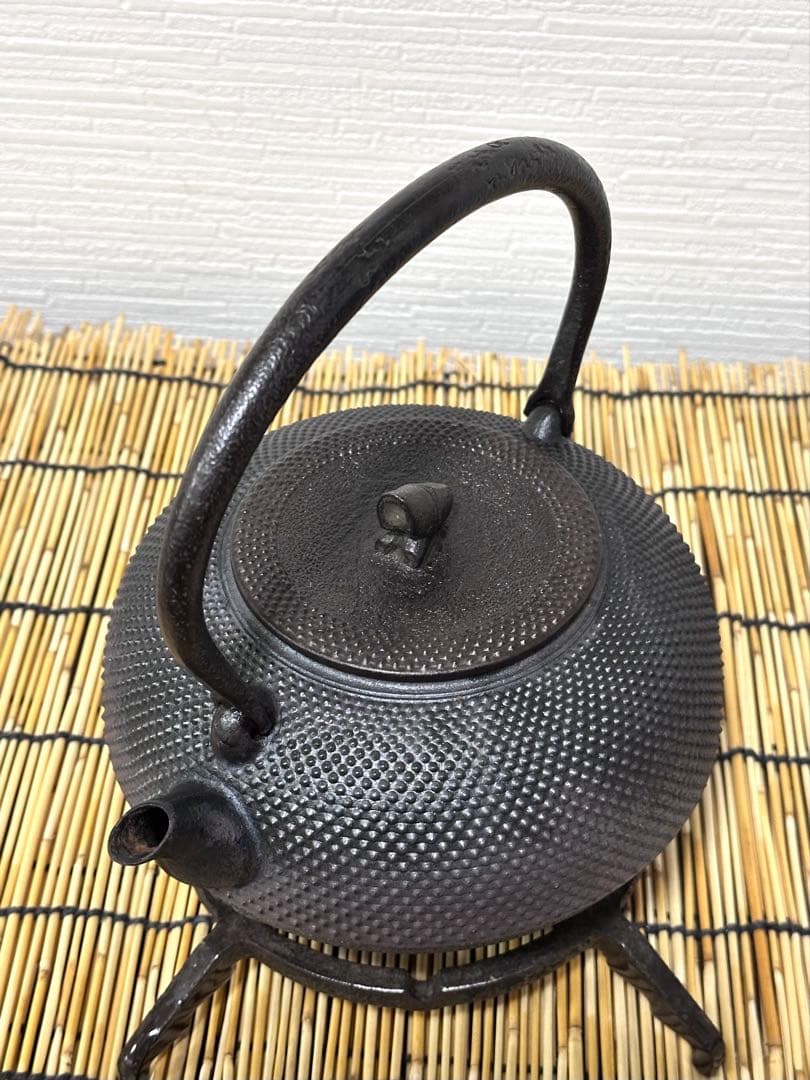 ＵＳＥＤ、良品　南部秀山堂　佐藤 勝弘作　１５型アラレ　鉄瓶　南部鉄瓶　南部鉄器