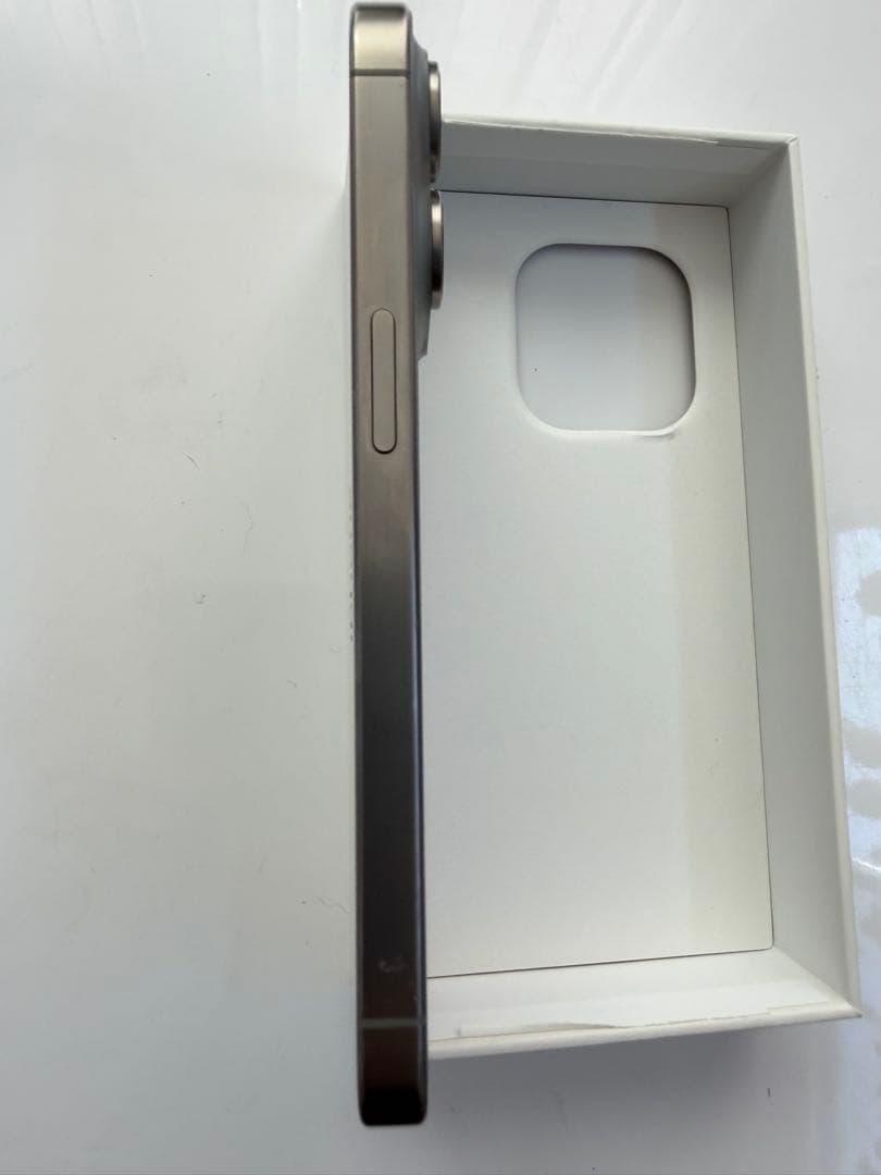 iPhone 15Pro 256GB ホワイトチタニウム 本体　おまけ付き