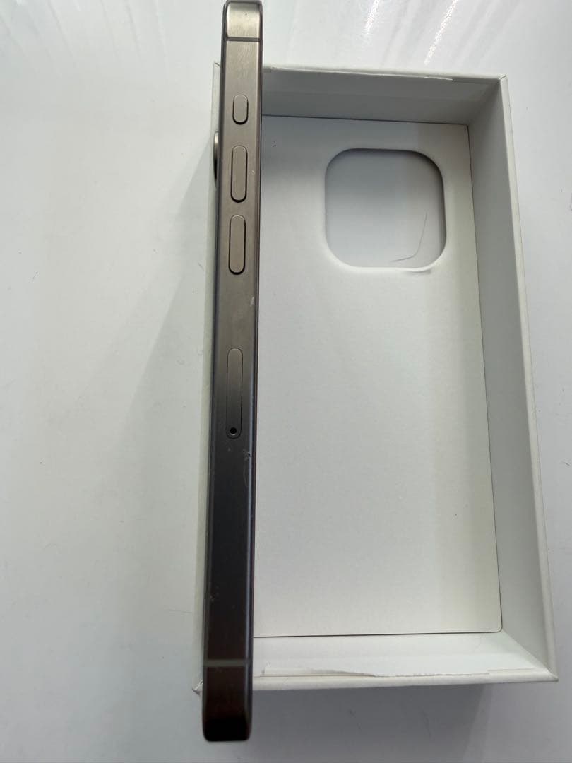 iPhone 15Pro 256GB ホワイトチタニウム 本体　おまけ付き