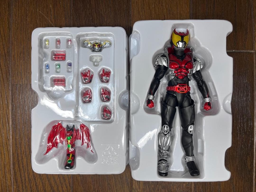 【美品】　真骨彫製法　S.H.Figuarts　仮面ライダーキバ