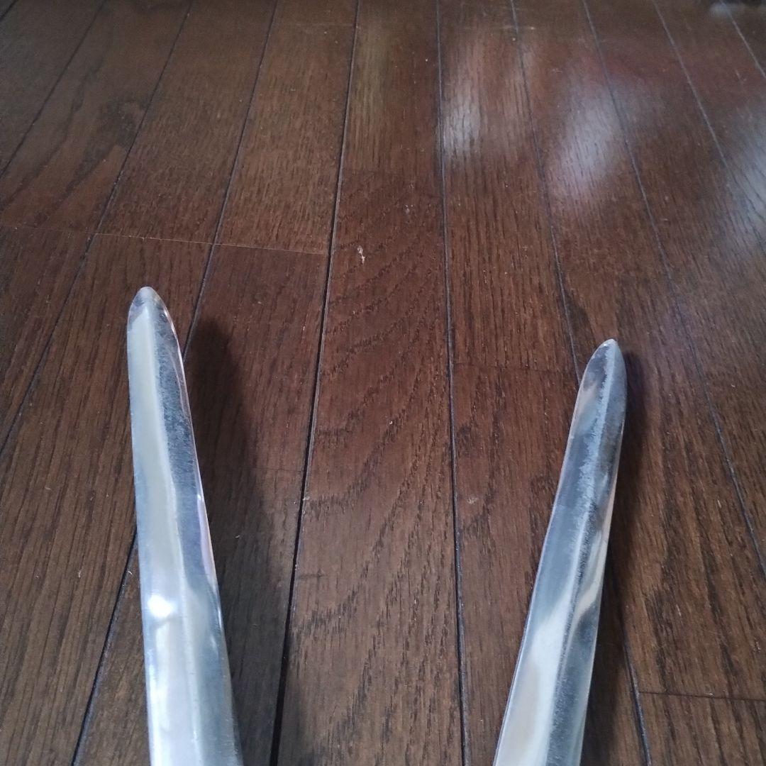 装飾的な鍔の金属製刀2本と鞘