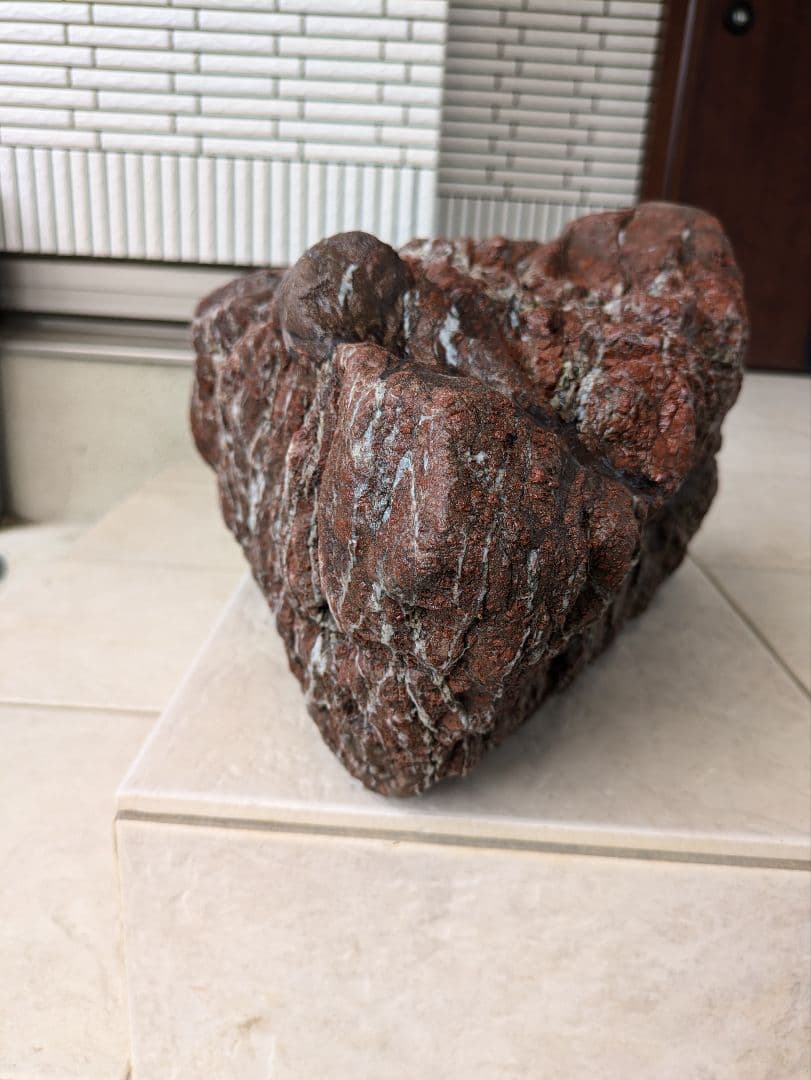 赤石 原石 特大29kg 龍顔 未加工品 多数の石英流れ 希少、レア品