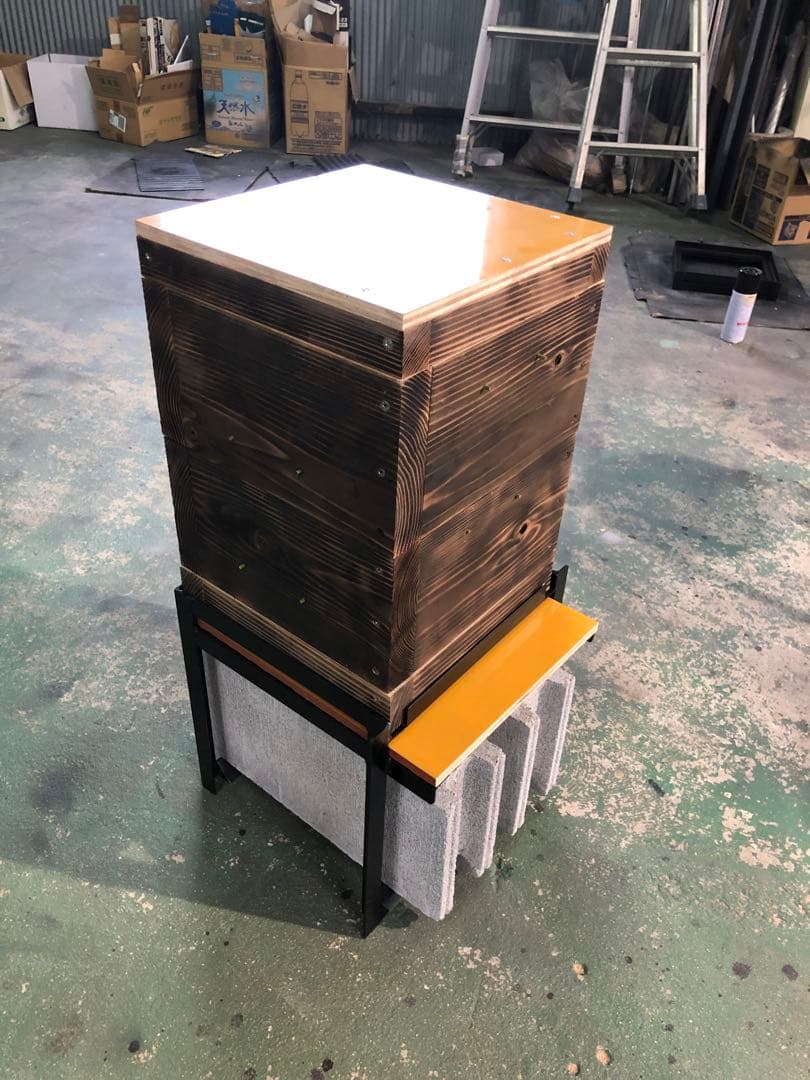 日本蜜蜂 重箱用巣箱台 29cm用 トリカルネット付き