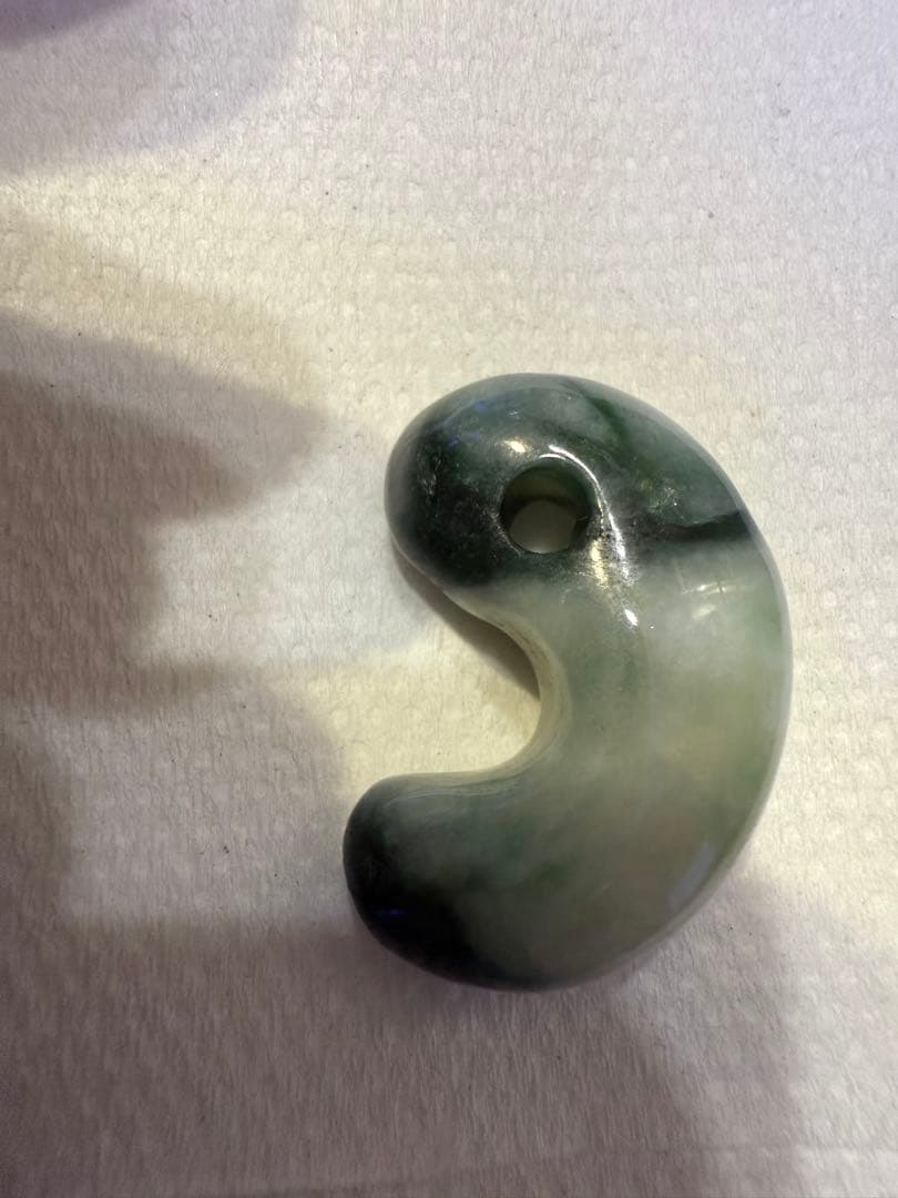 糸魚川産‼️ 濃緑色翡翠勾玉の最高峰‼️ 圧砕勾玉‼️高級‼️11.2g‼️破格出品‼️