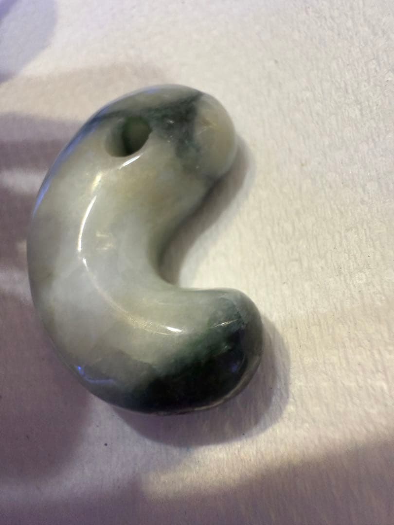 糸魚川産‼️ 濃緑色翡翠勾玉の最高峰‼️ 圧砕勾玉‼️高級‼️11.2g‼️破格出品‼️