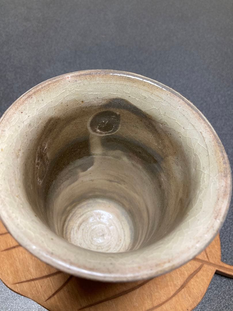 粉引花入　吉田善彦作荒川豊蔵の推薦手紙コピーがついています。