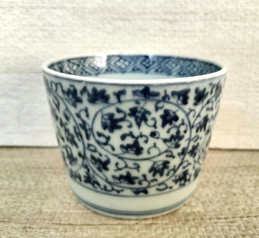 お値下げしました、古伊万里　萩唐草片身変かわりそば猪口