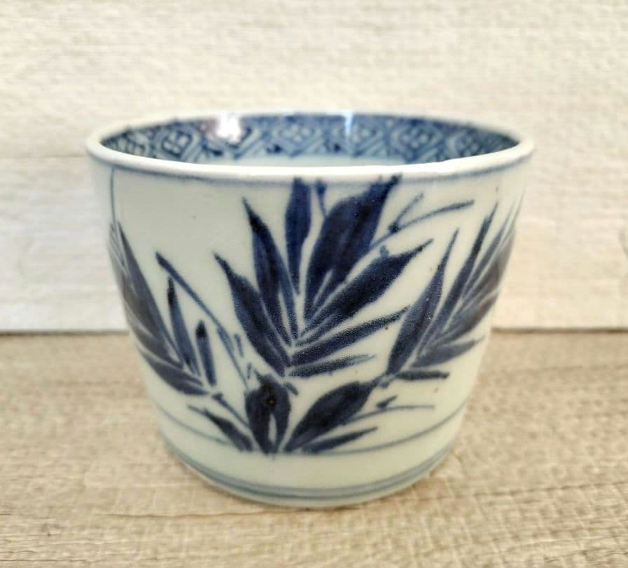 お値下げしました、古伊万里　萩唐草片身変かわりそば猪口