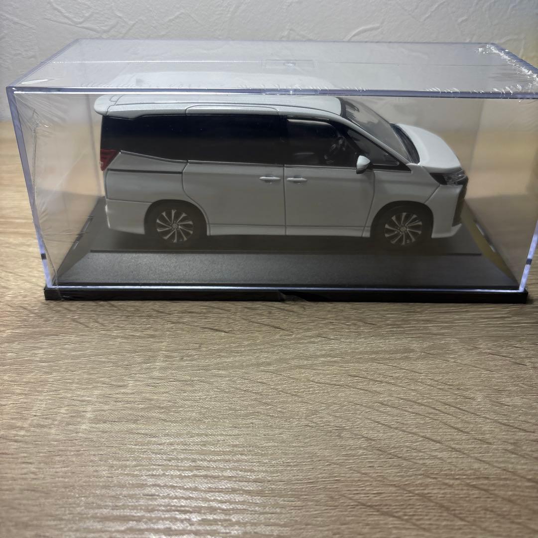 【未開封】トヨタ ノア ホワイトパール 1/30 カラーサンプルミニカー 非売品
