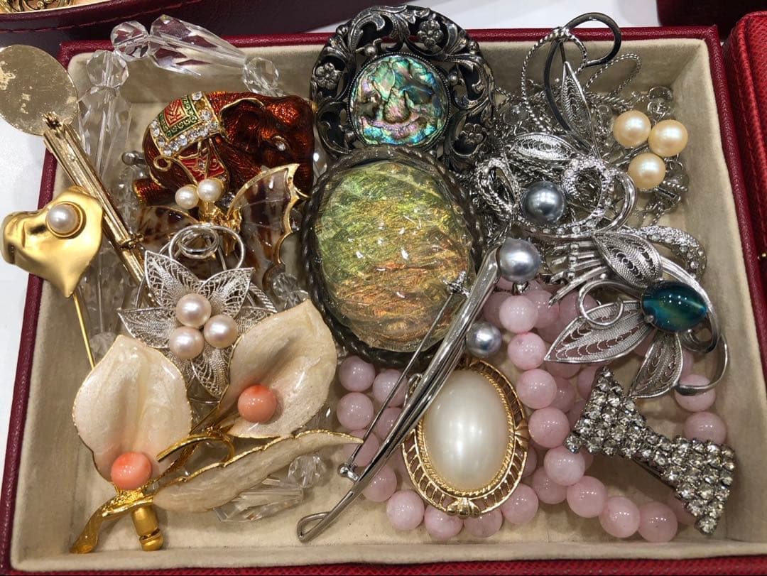 遺品整理 アクセサリー まとめ ブローチ ネックレス イヤリングなどなど生前整理