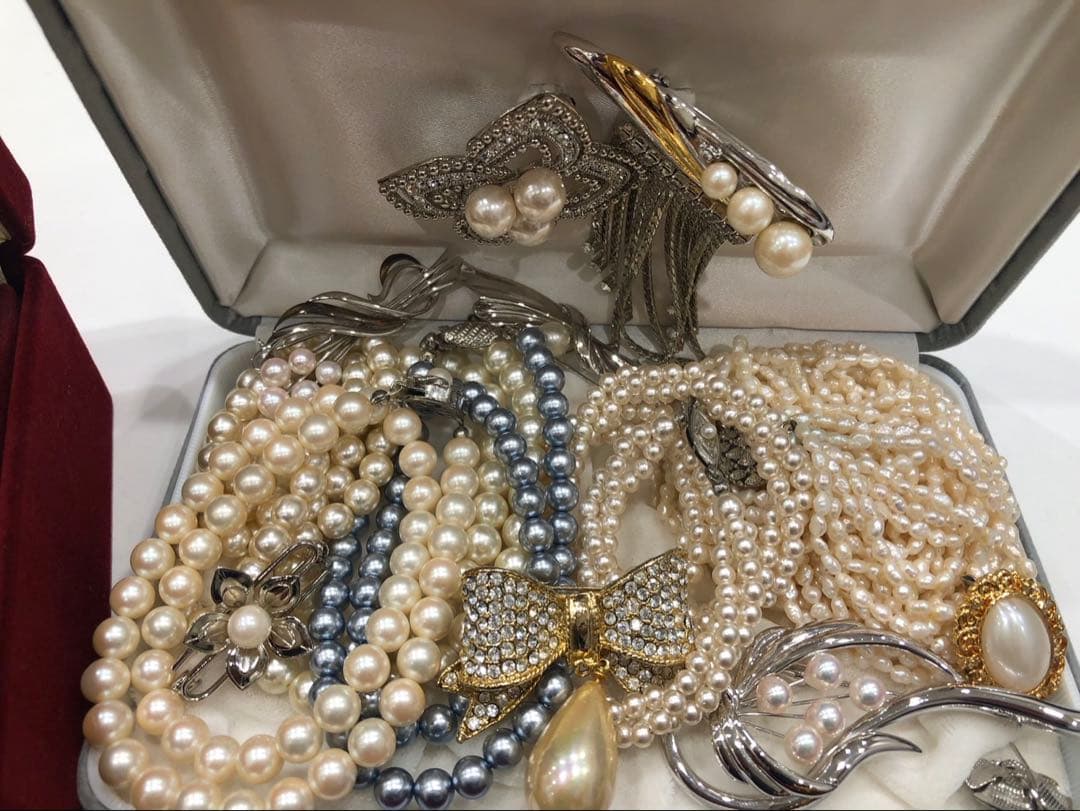 遺品整理 アクセサリー まとめ ブローチ ネックレス イヤリングなどなど生前整理