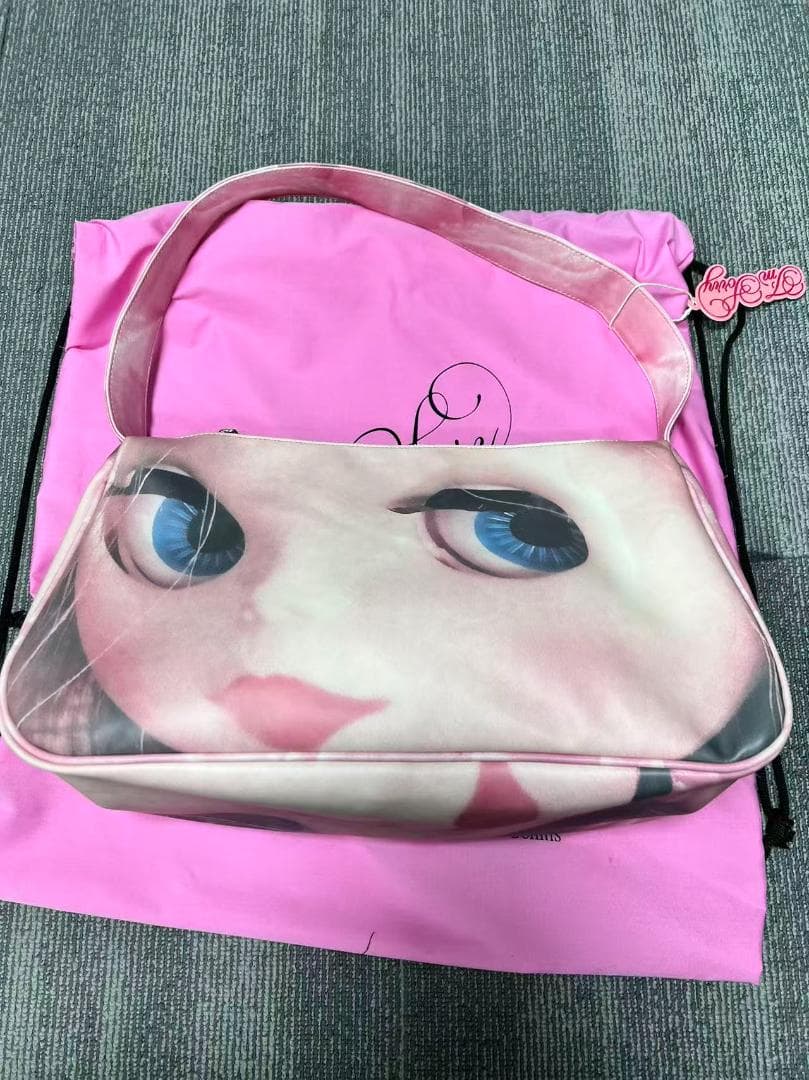 ピンクの顔プリントバッグ by Petra Collins