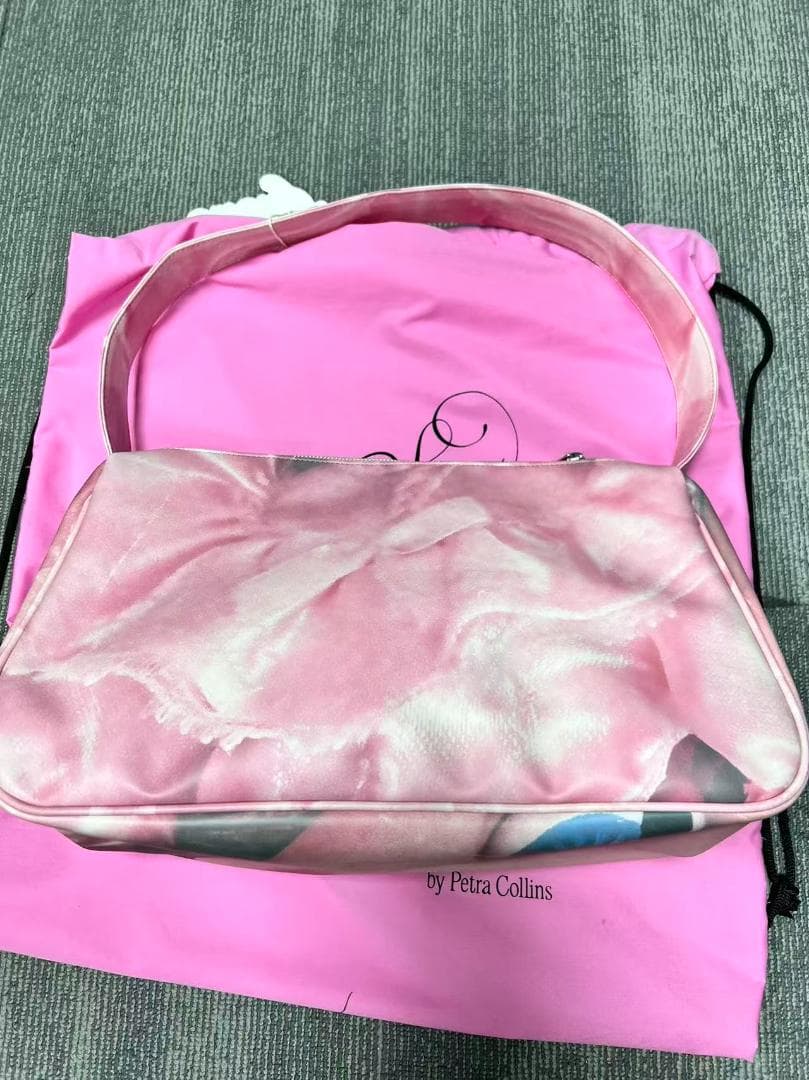 ピンクの顔プリントバッグ by Petra Collins