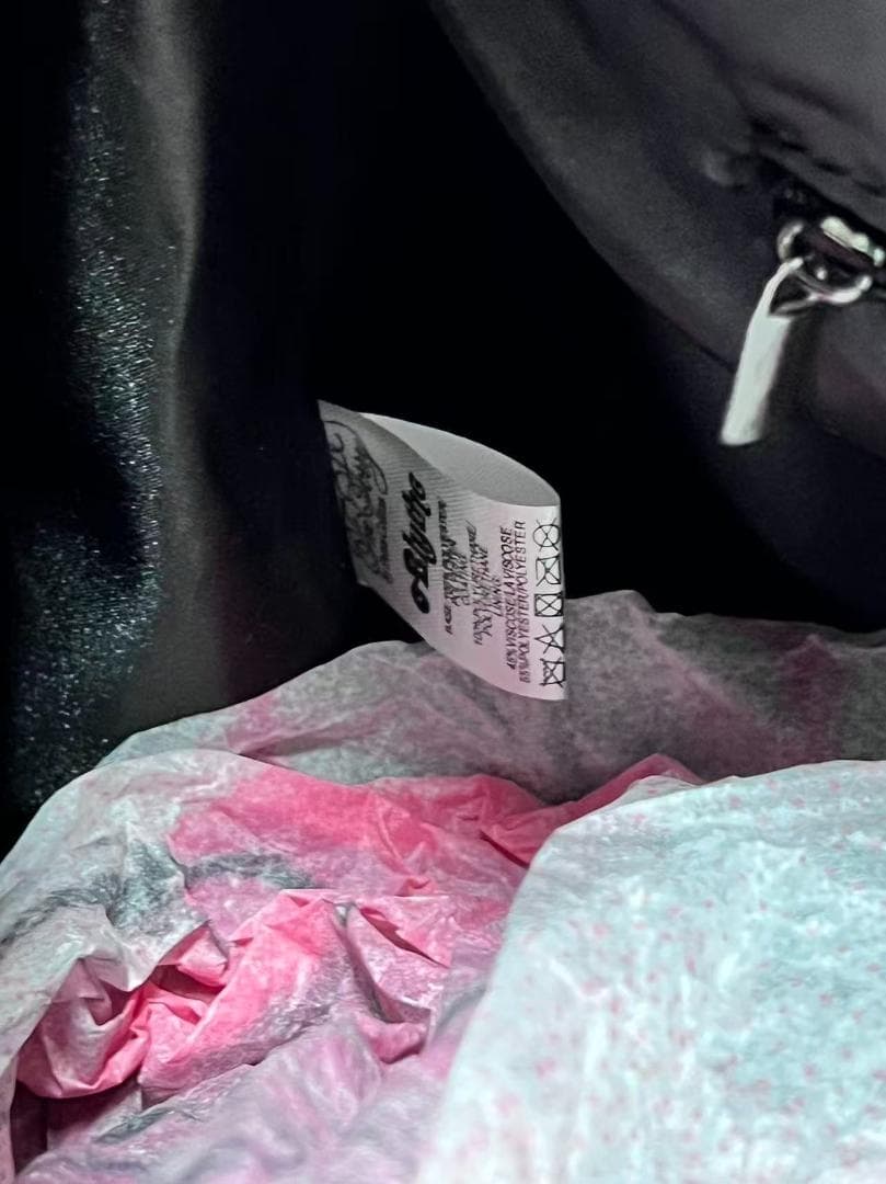 ピンクの顔プリントバッグ by Petra Collins