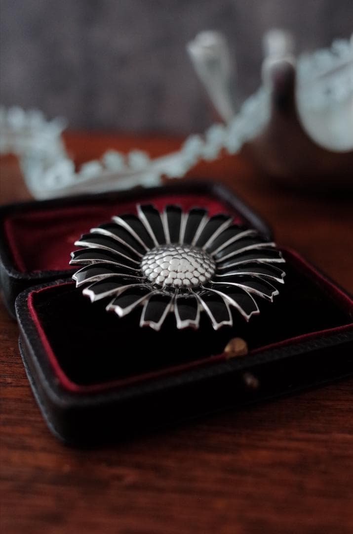 デンマーク◆デイジーフラワーシルバーブローチ◆ブラックエナメル◆アンティーク