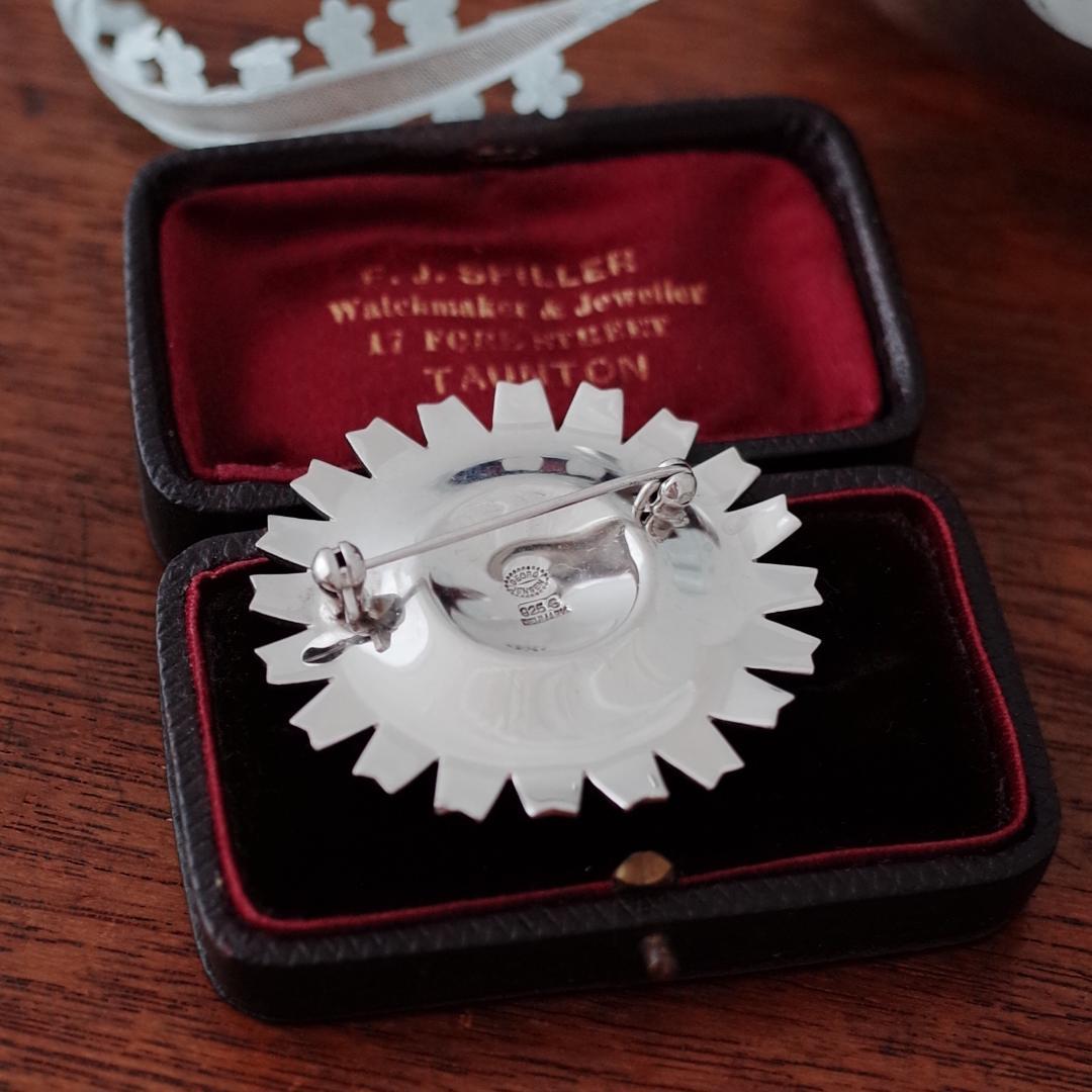 デンマーク◆デイジーフラワーシルバーブローチ◆ブラックエナメル◆アンティーク