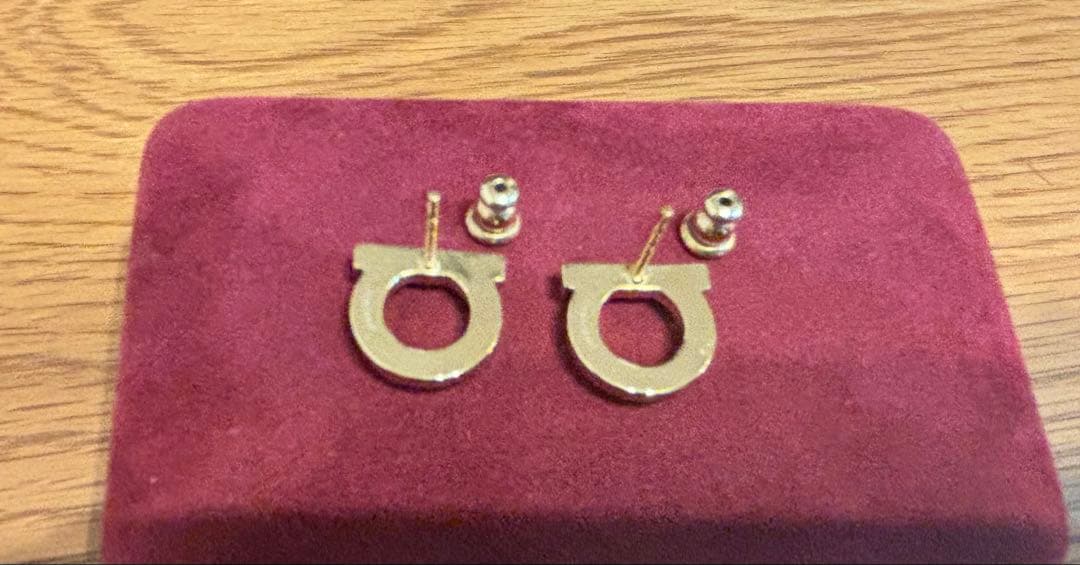 【美品】Ferragamo ガンチーニ パールピアス フェラガモ ゴールド