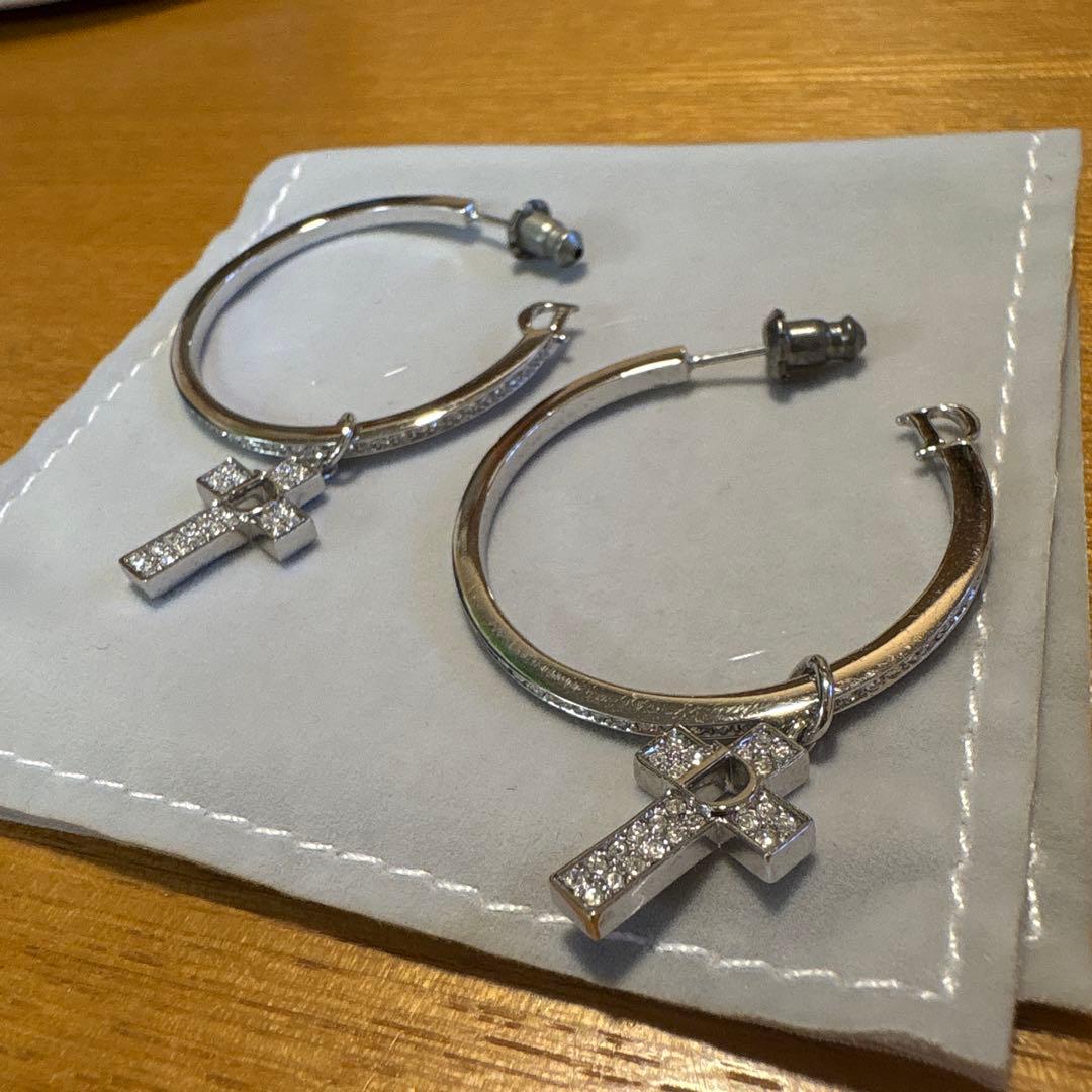 Dior フープピアス 十字架モチーフ