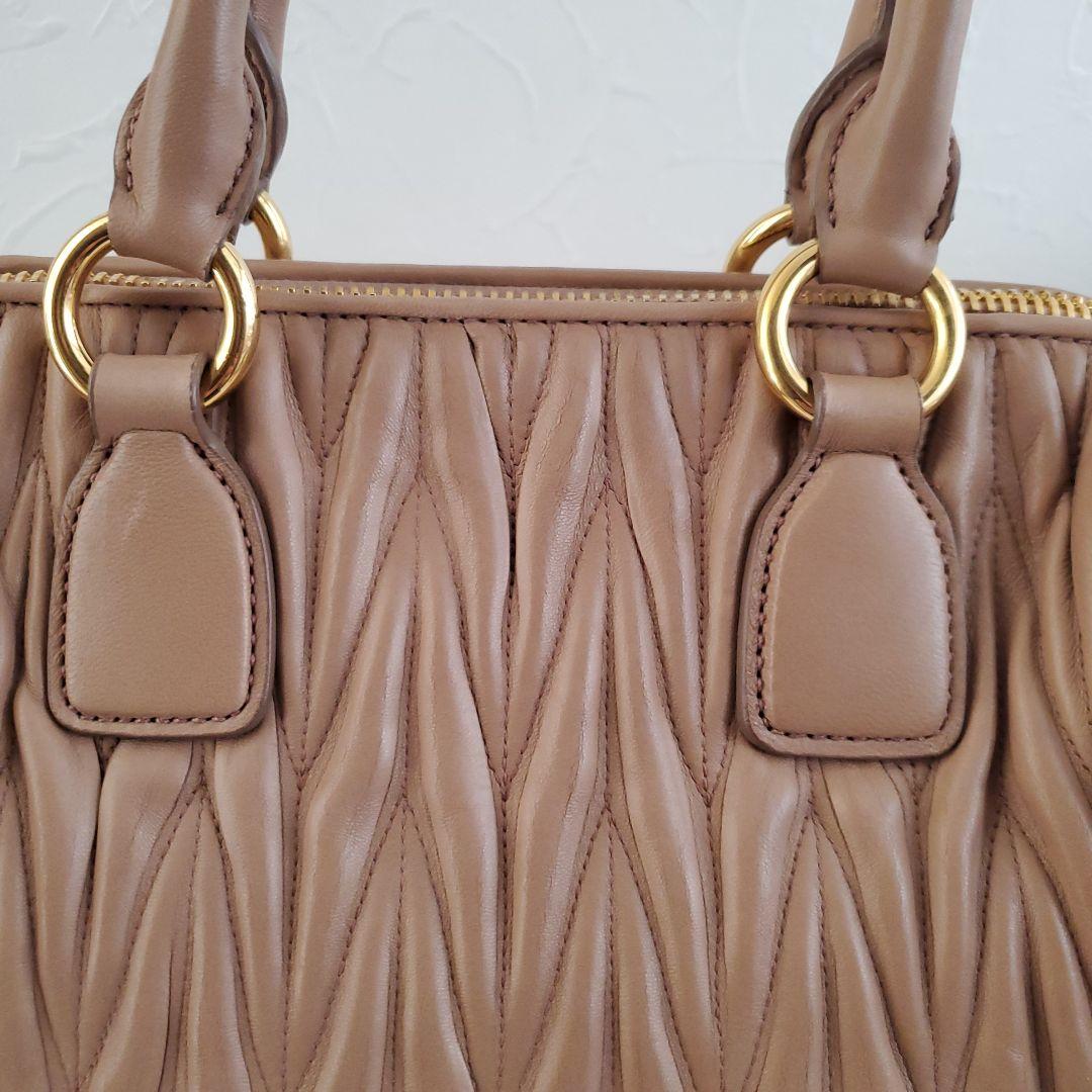 Miu Miu ベージュ キルティングハンドバッグ