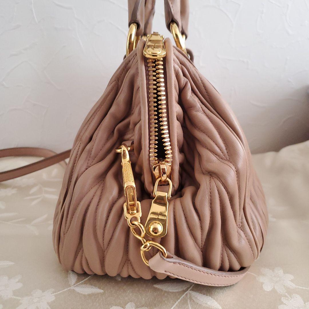 Miu Miu ベージュ キルティングハンドバッグ