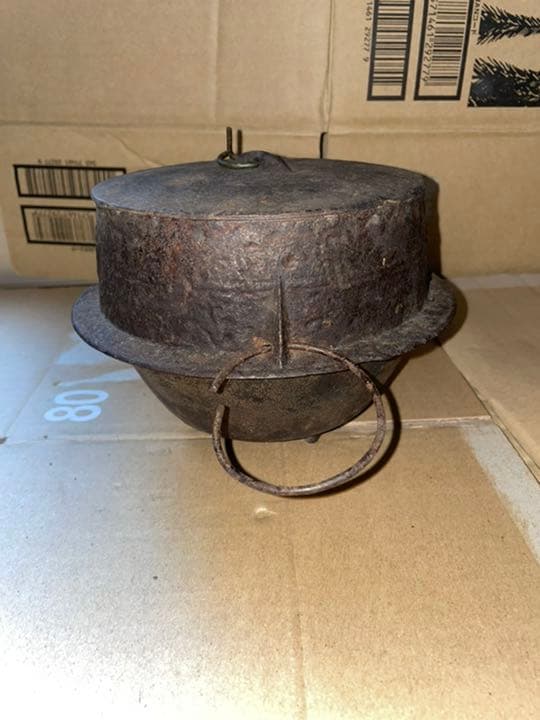 茶釜？　ご飯釜？　鉄器　骨董　アンティーク　釜　金寿堂　だと思います。