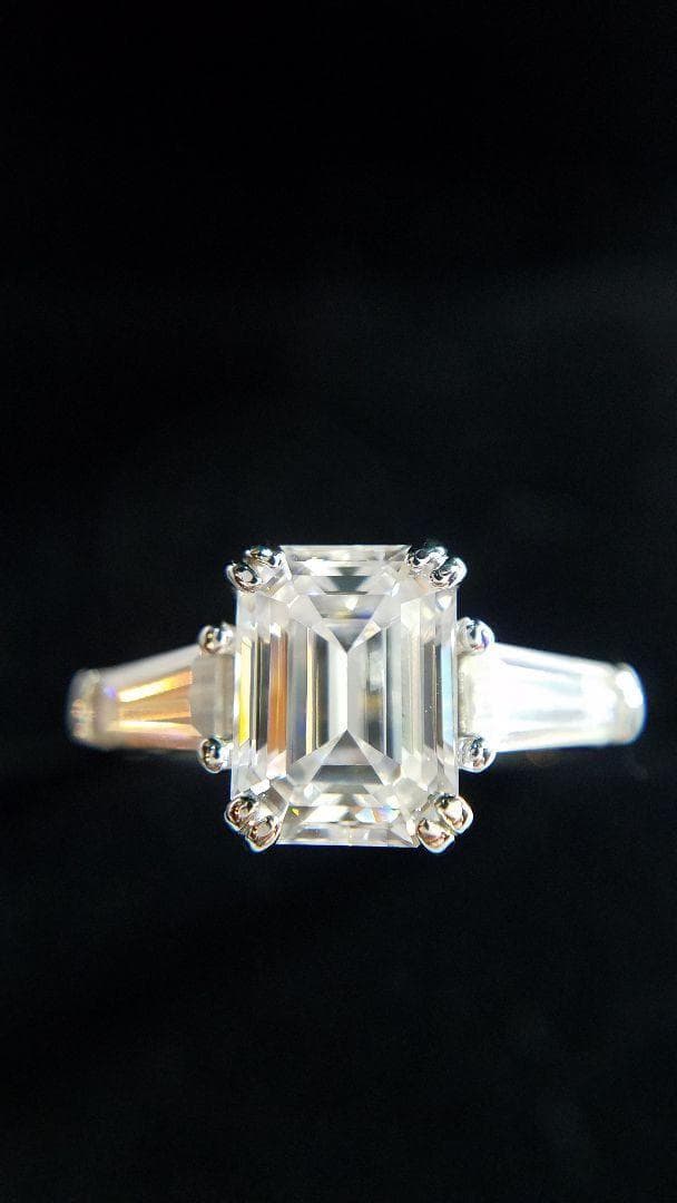 新春セール♡最高級モアサナイト　2カラット　エメラルドカット　3ストーンリング