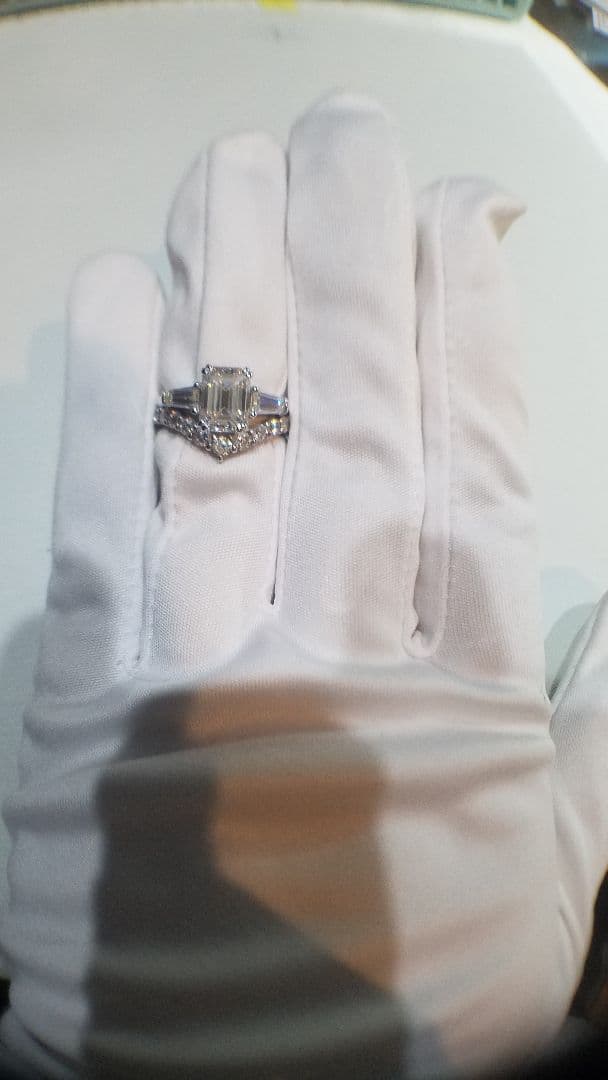 新春セール♡最高級モアサナイト　2カラット　エメラルドカット　3ストーンリング